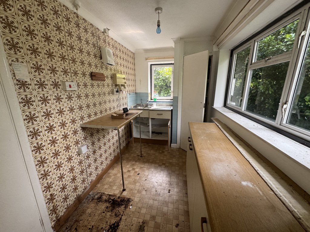 Lot: 118 - 	SEMI-DETACHED BUNGALOW FOR IMPROVEMENT - Kitchen